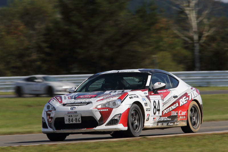 今回の十勝戦ではやや減らしたタイヤで予選に挑み、決勝でライバルがタレてきたところで一気に巻き返そうという作戦に出た