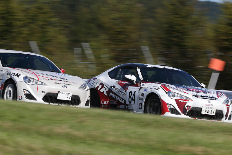 イン側スタートの4番グリッドは予想以上に滑りやすく、スタート直後に5番手を走行するクルマに抜かれたものの、ふたたび4番手にポジションを回復。結果としては4位でフィニッシュとなった