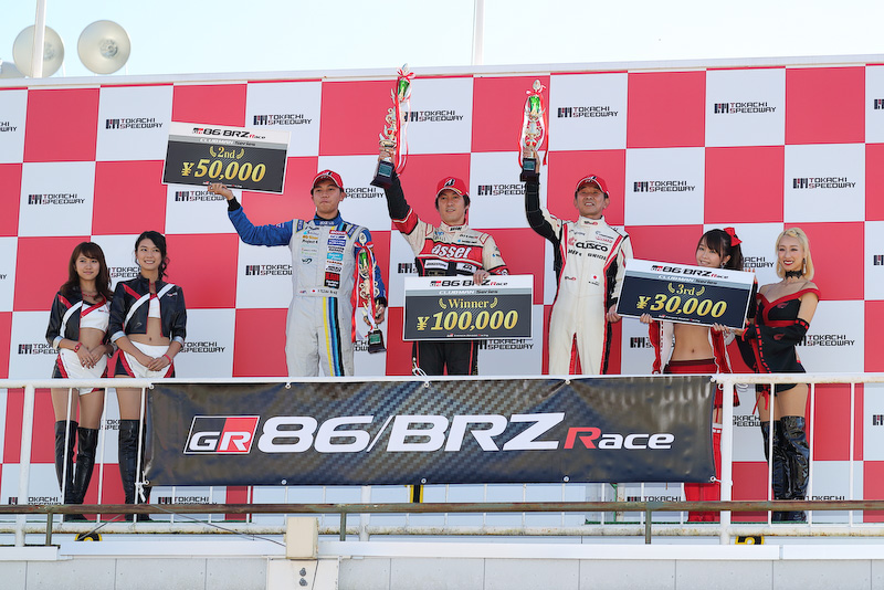 レースは松原怜史選手がポール・トゥ・ウィン。その結果、2016年のクラブマンクラスの栄冠は松原選手の手に。おめでとうございます！