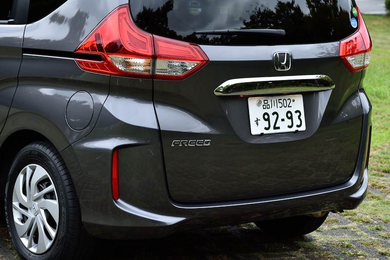 エクステリアではフロントマスクにホンダのデザインアイデンティティである「ソリッド・ウイング・フェイス」を採用するとともに、リアまわりではLEDリアコンビネーションランプを横方向に大型化してテールゲートとの分割タイプとした。撮影車はオプション設定のLEDヘッドライトやLEDアクティブコーナリングライトなどを装着