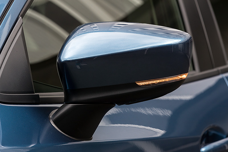 ドアミラーはターンランプの位置が変更された。また、上級グレードにはオート格納機能も追加