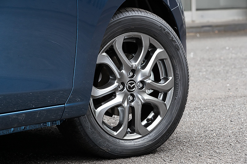 XD Tailored Brownのアルミホイールは専用の高輝度ダーク塗装採用。タイヤサイズは185/60 R16