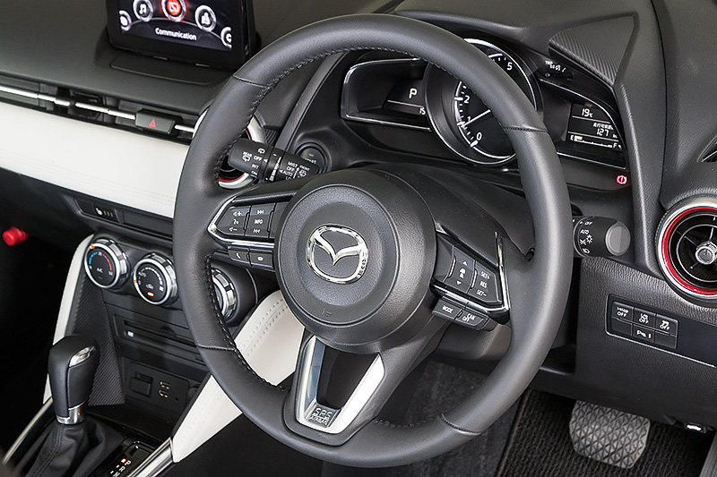 全車に新形状のステアリングを採用