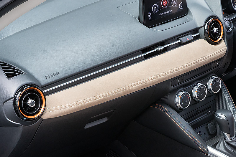 エアコンの吹き出し口などにオレンジのアクセントが入る