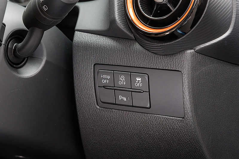 ステアリングコラム右横のスイッチパネルはボタン配置を変更