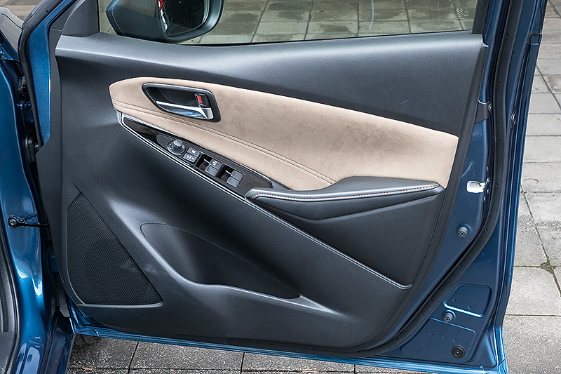 上質感のあるドアトリム。パワーウィンドウスイッチまわりのパネルはピアノブラックになった