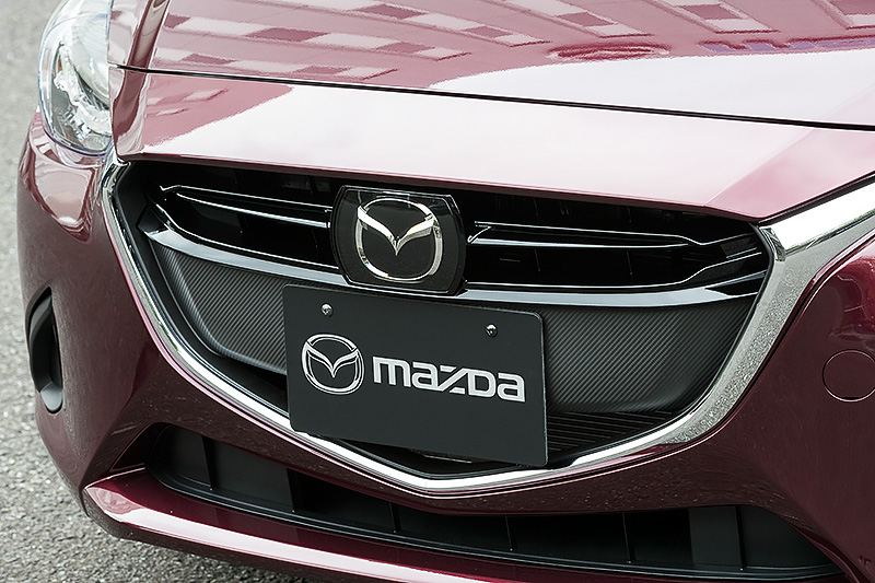 13S Touringと13S Touring L Packageのグリルガーニッシュはピアノブラック