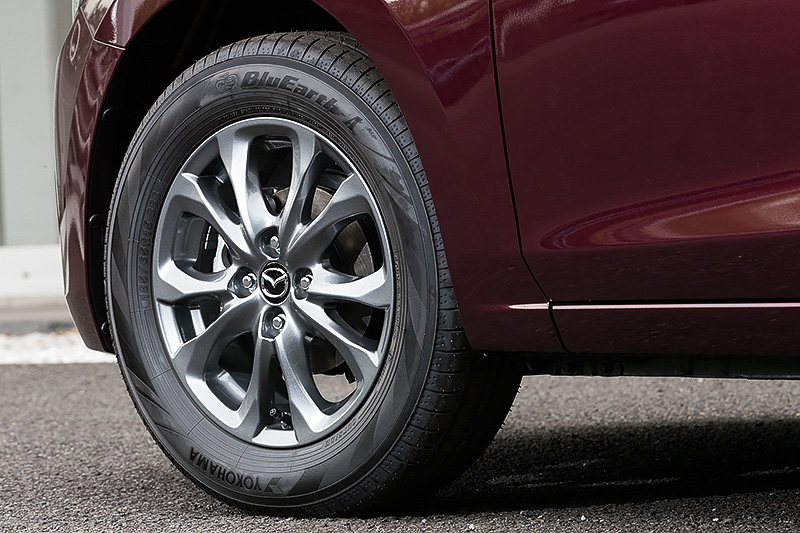 ガソリンエンジン車のタイヤサイズは185/65 R15。上級グレードはアルミホイールを標準装備