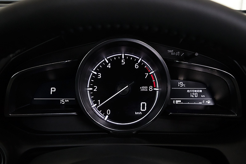 ガソリンエンジン車のメーターパネル