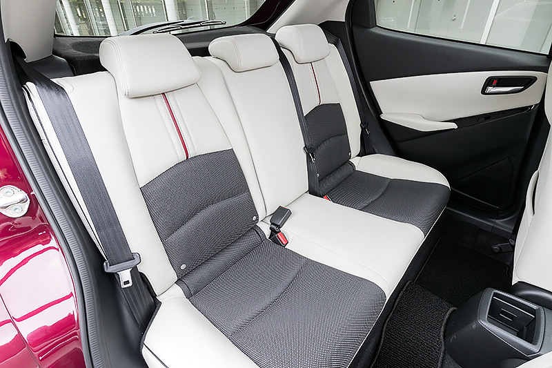 白内装は従来のオフホワイトからピュアホワイトに