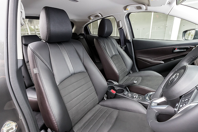 ブラック/ディープレッドカラー＆グランリュクス/レザーのシート表皮のインテリア