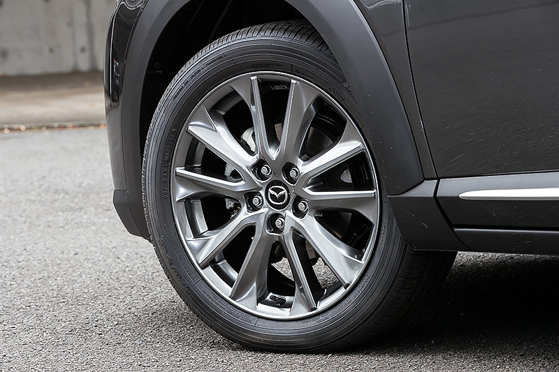 タイヤサイズは全車215/50 R18。XD Noble Brownのアルミホイールは高輝度ダーク塗装が施された専用タイプになる