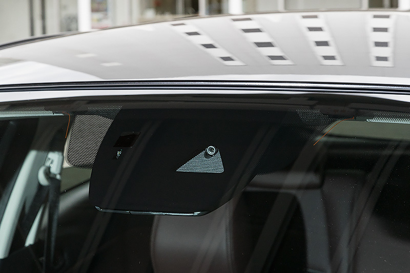 フロントウィンドウ上部にフォワードセンシングカメラを装備