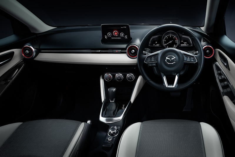 オフホワイトからピュアホワイトに色遣いを変えた白革内装。赤の差し色やサテンクロームやピアノブラックの加飾パネルなどを使って上質感を表現