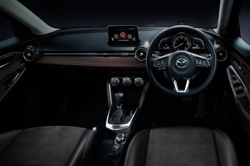 シート座面にスエード調人工皮革であるグランリュクスを使う黒革内装