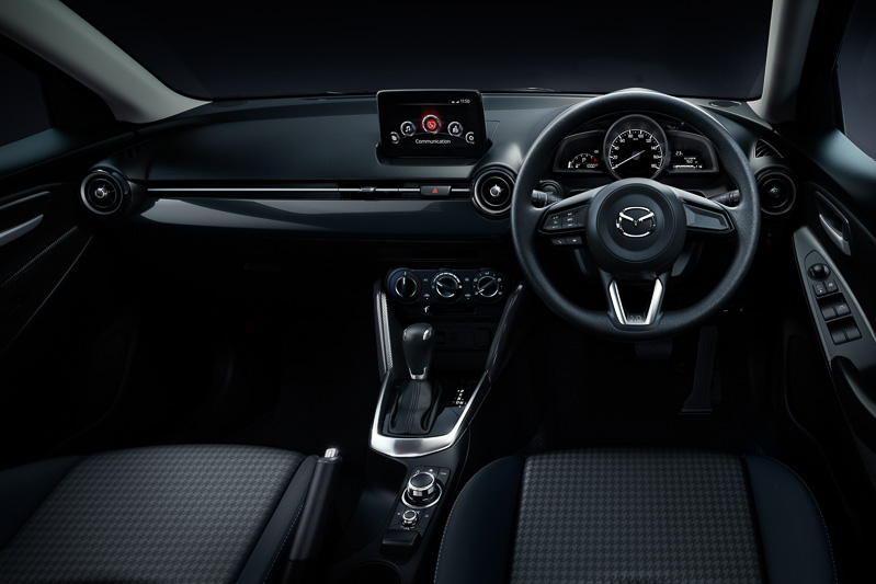 13SとXDではシート表皮をインディゴブラックからブラックと千鳥格子のコンビネーションタイプに変え、グロスブラックのインパネ加飾を装着