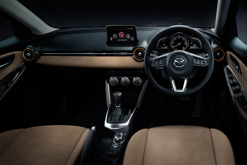 Tailored Brownのインテリアは、ライトブラウンとブラックを基調に、エアコンアウトレットベゼルなどにオレンジのアクセントを使用