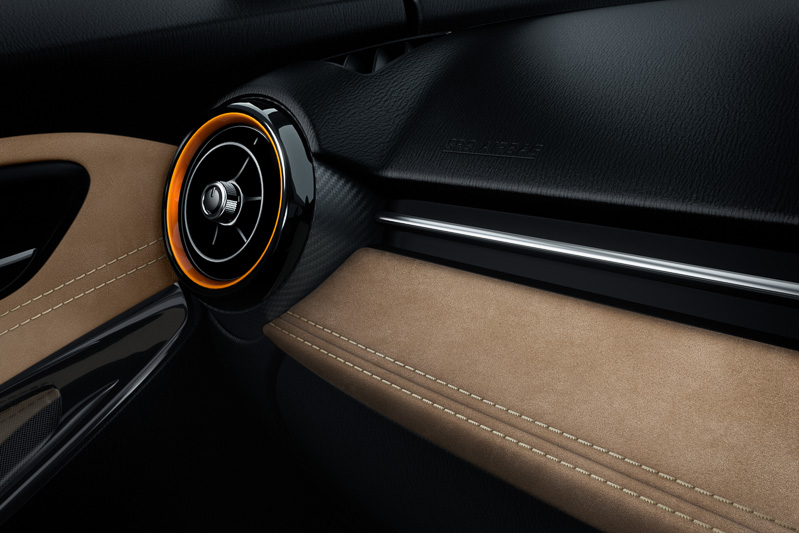 Tailored Brownのインテリアは、ライトブラウンとブラックを基調に、エアコンアウトレットベゼルなどにオレンジのアクセントを使用