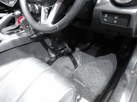 Be a driver”がコンセプトの手動運転装置付きマツダ「ロードスター