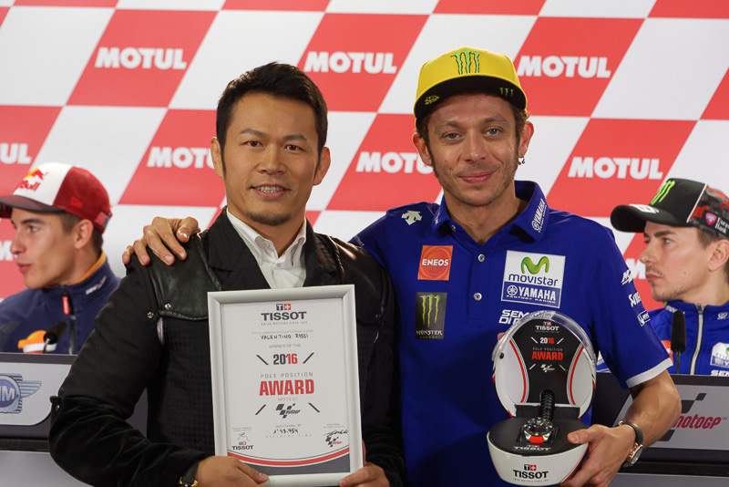 須藤元気さんの手でロッシ選手らに贈呈