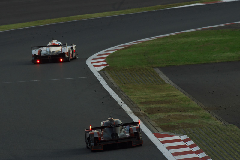 ファイナルラップを走行する6号車トヨタと8号車アウディ
