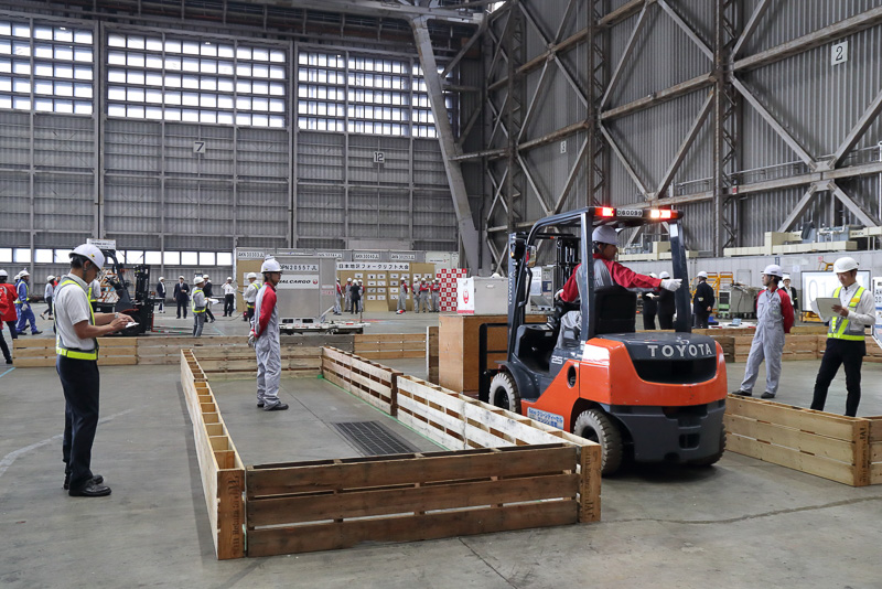 不安定なゴルフボールが入った荷物をすくい上げからはコース内を慎重に移動していく