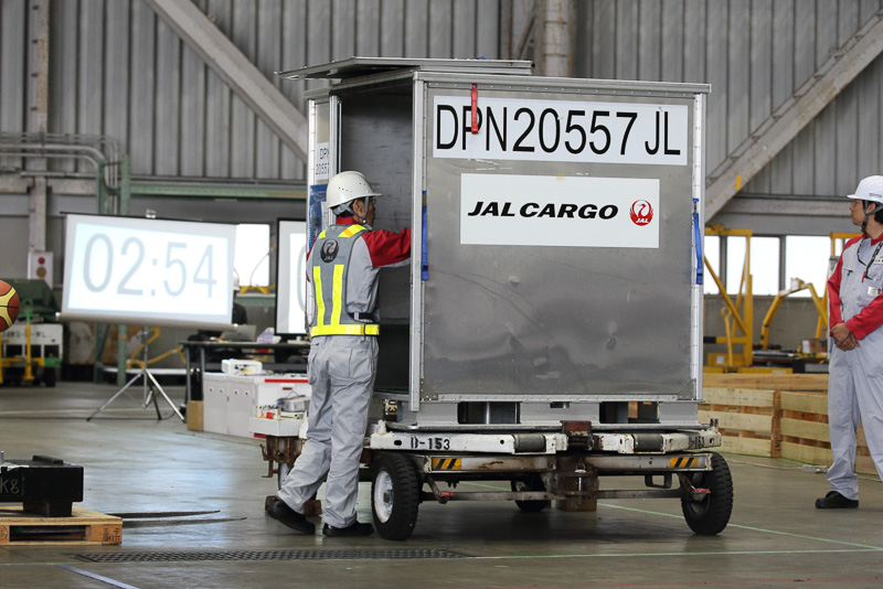 残留点検は棚の隙間や下、床下やドア内部など多くの箇所で行なう