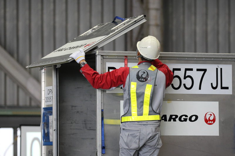 残留点検は棚の隙間や下、床下やドア内部など多くの箇所で行なう