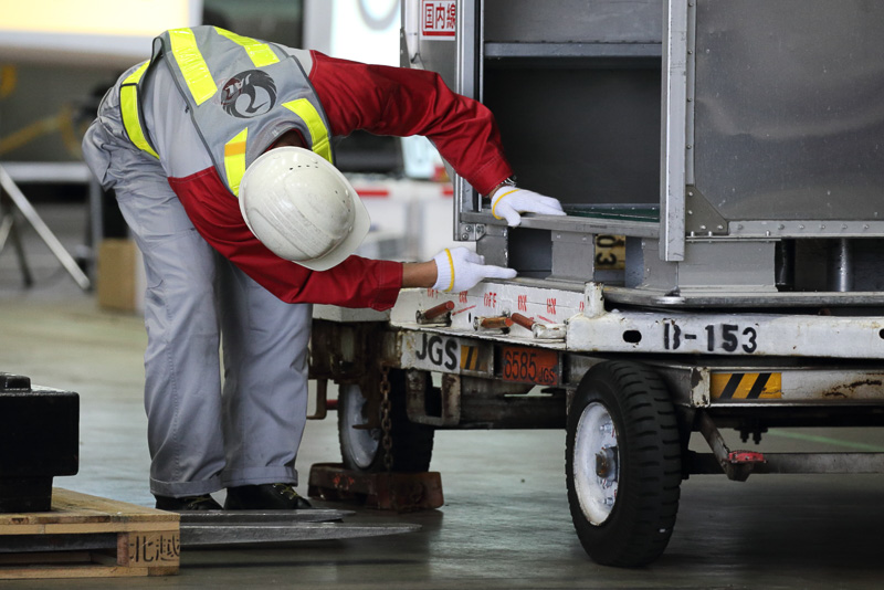 残留点検は棚の隙間や下、床下やドア内部など多くの箇所で行なう