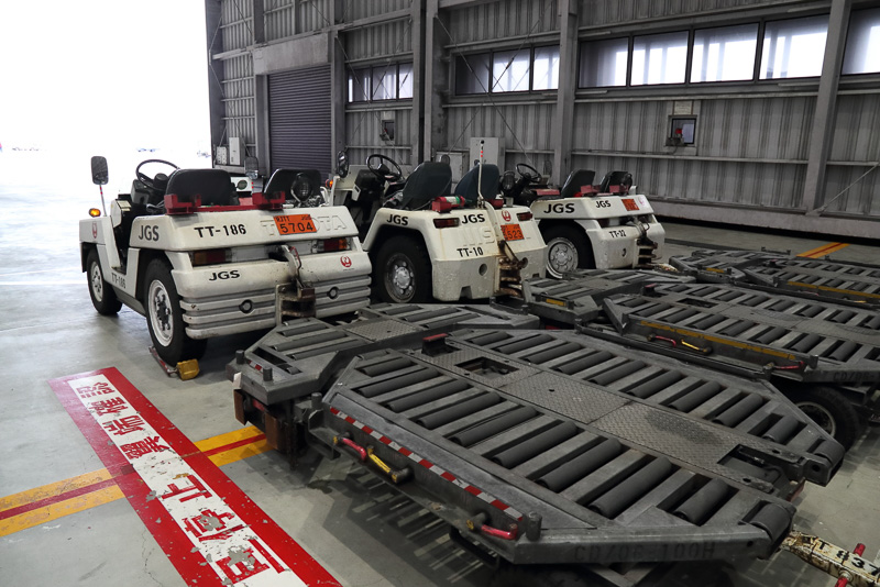 貨物地区で積み込みを終えたコンテナは、この「TT車」で旅客ターミナルに駐機している飛行機まで運ばれる