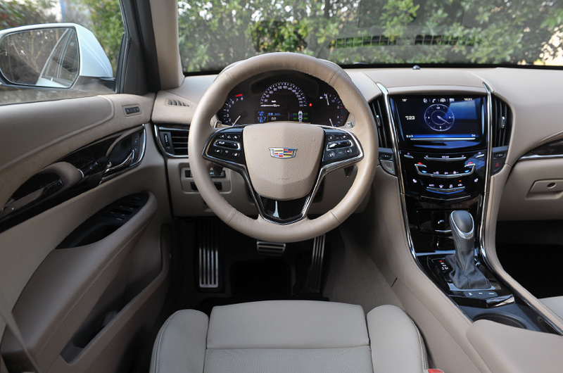 ステアリングヒーター付きの本革巻スポーツステアリングホイールは、プレミアムではチルト＆テレスコピックスが電動式となる