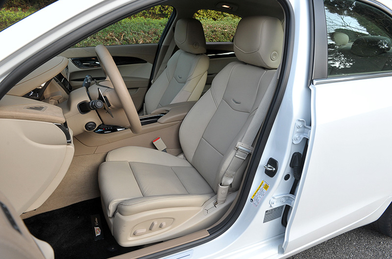 本革シートには3段階調整式のフロントシートヒーターを標準装備