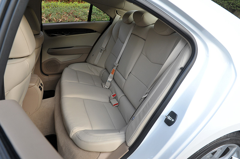 本革シートには3段階調整式のフロントシートヒーターを標準装備