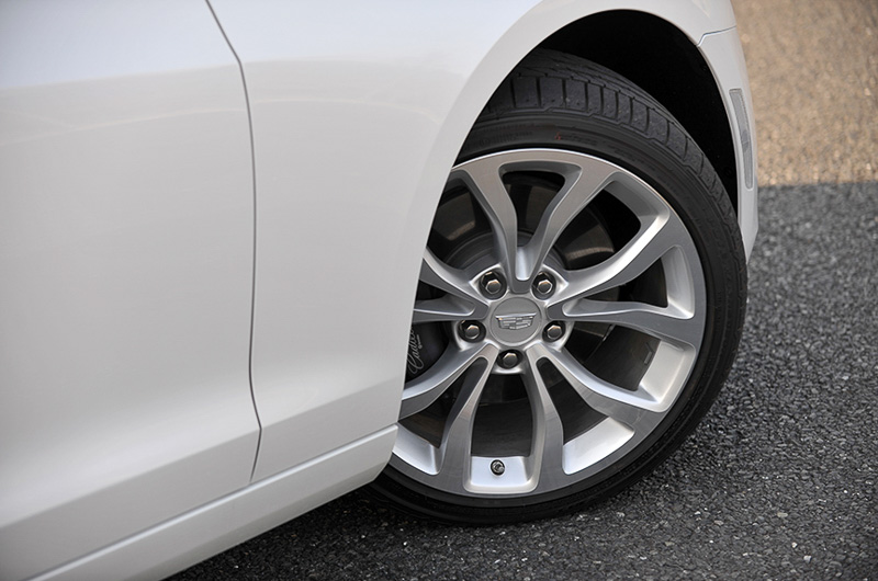 タイヤはフロントが225/40 RF18、リアが255/35 RF18