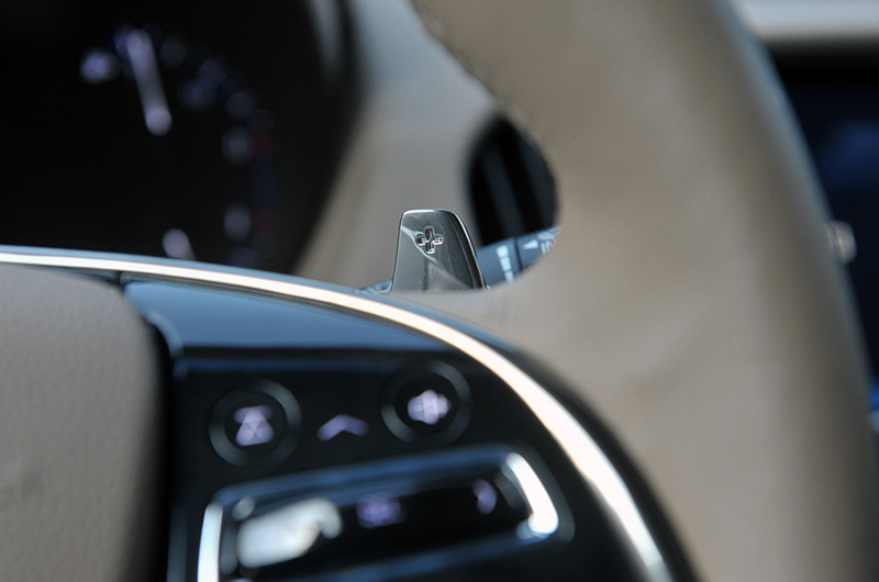 多段化によってギヤ間のステップを小さくし、最適なエンジン回転数を保って軽快な加速を手に入れる8速ATを採用。「マグネシウム製ステアリングパドルシフトスイッチ」はプレミアムグレードに標準装備