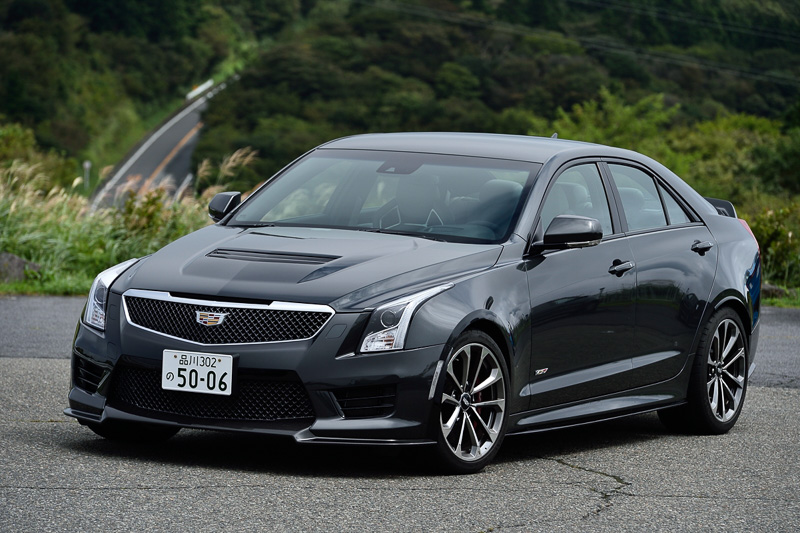 キャデラック ATS-V スペックB。ボディサイズは4700×1835×1415mm（全長×全幅×全高）でホイールベースは2775mm。車両重量は1750kg。価格は1090万円