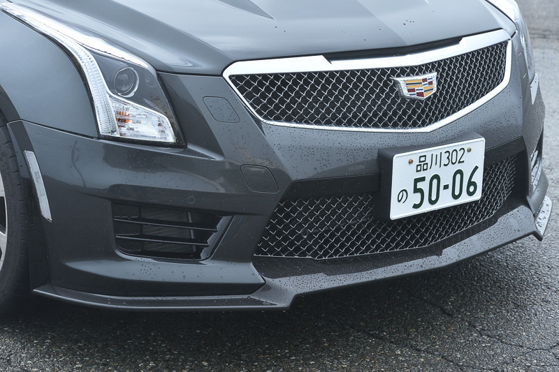 スペックBは「カーボンファイバーエアロパッケージ」を標準装備し、カーボンファイバー製のフロントスプリッター（写真）やリアディフューザー、ボディ同色塗装のリアスポイラーなどを標準装備する