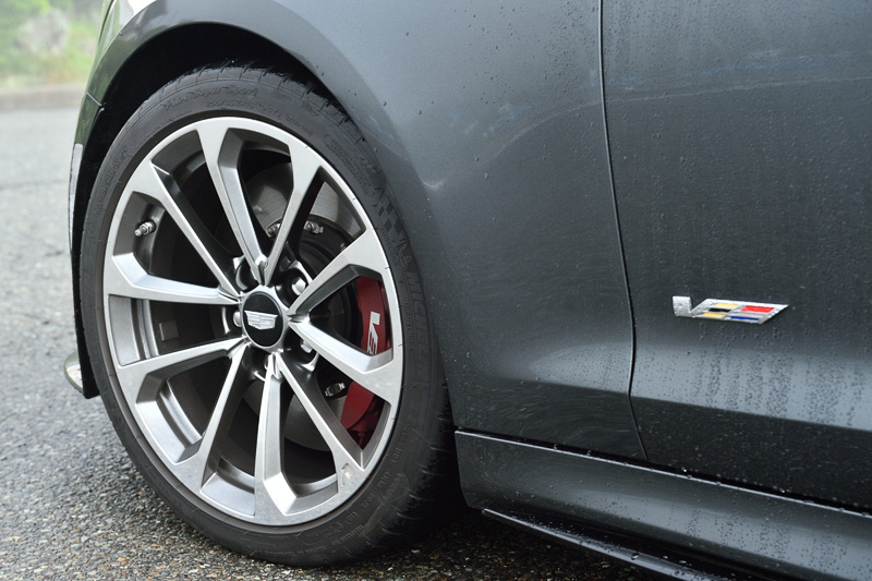 フロント255/35 ZR18、リア275/35 ZR18のミシュラン パイロットスーパースポーツを専用装備。フロントにブレンボ製レッドペイント6ピストンキャリパーを装着する