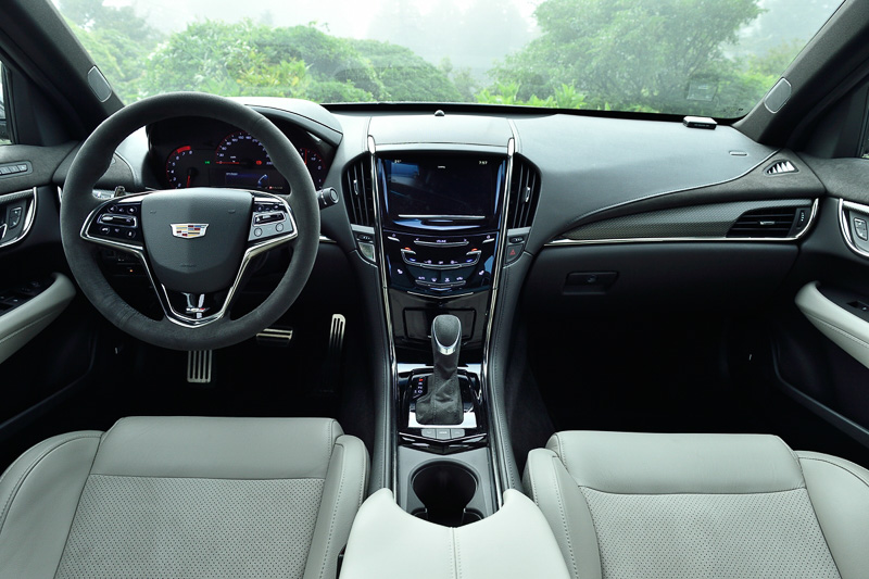 全車左ハンドルとなるATS-V スペックBのインパネ。スウェーデッドマイクロファイバー スポーツステアリングホイールにマグネシウム製のパドルシフトを用意する