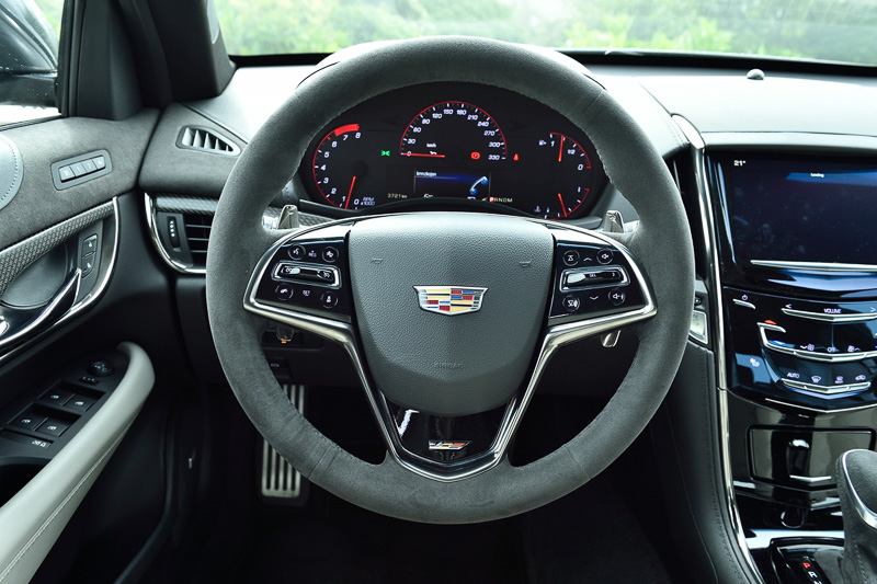 全車左ハンドルとなるATS-V スペックBのインパネ。スウェーデッドマイクロファイバー スポーツステアリングホイールにマグネシウム製のパドルシフトを用意する