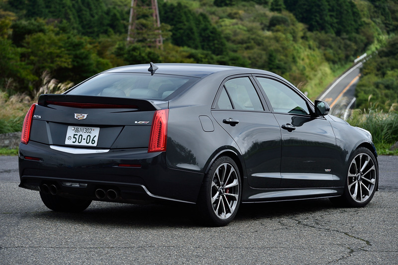 空力性能を高めるカーボンファイバー製のリアディフューザーやボディ同色リアスポイラーなどを装着し、4本出しのクォッドエグゾーストを標準装備