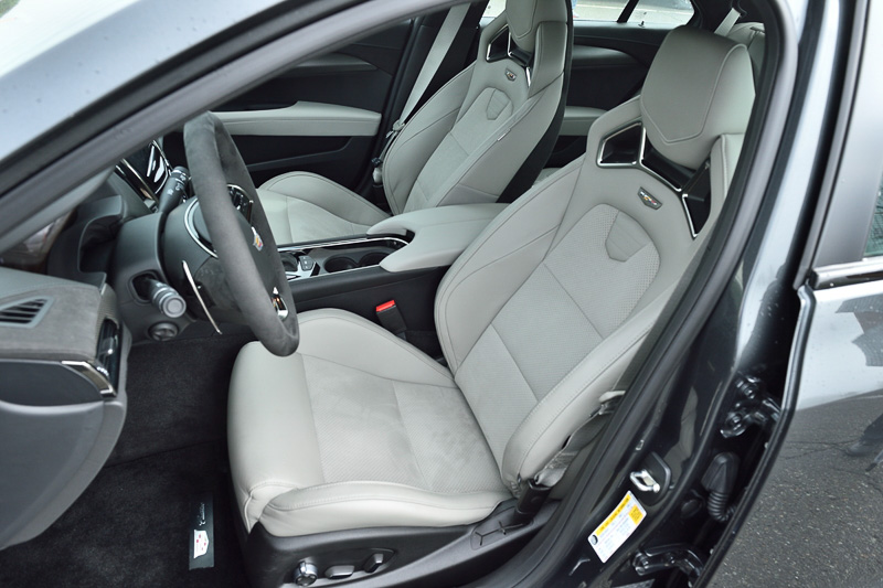 本革とスウェーデッドマイクロファイバーインサートを組み合わせたライトプラチナム色のレカロ製16ウェイパフォーマンスシート。座面とシートバック双方のサイドサポートの角度まで細かく調整可能