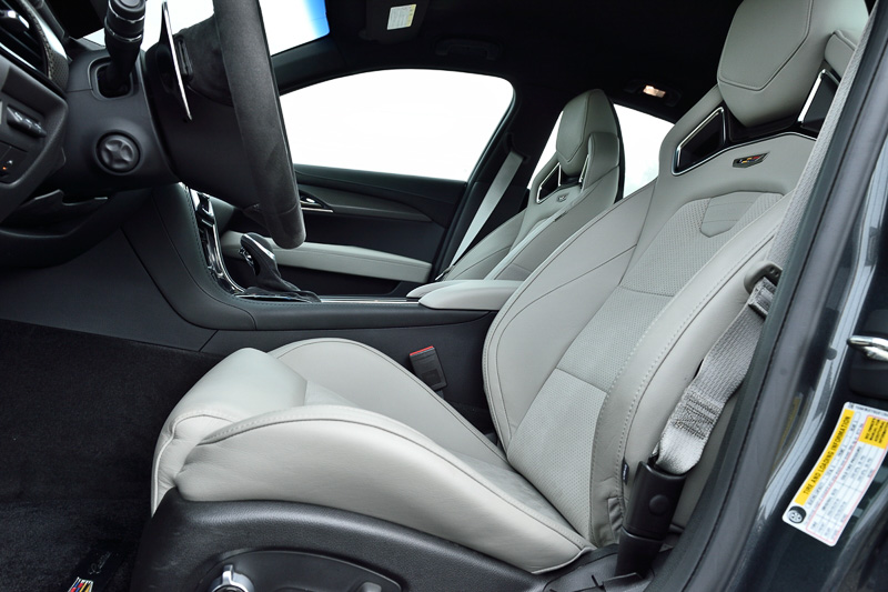 本革とスウェーデッドマイクロファイバーインサートを組み合わせたライトプラチナム色のレカロ製16ウェイパフォーマンスシート。座面とシートバック双方のサイドサポートの角度まで細かく調整可能