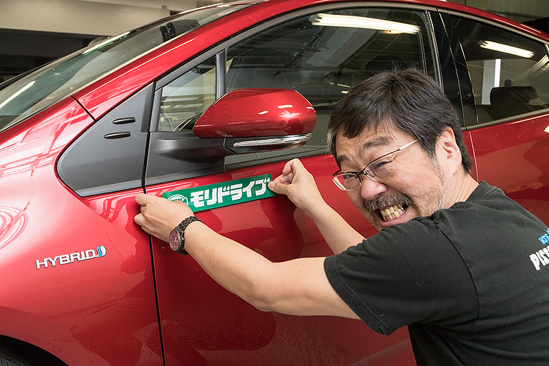 おっさん、ドアにもステッカーを貼る