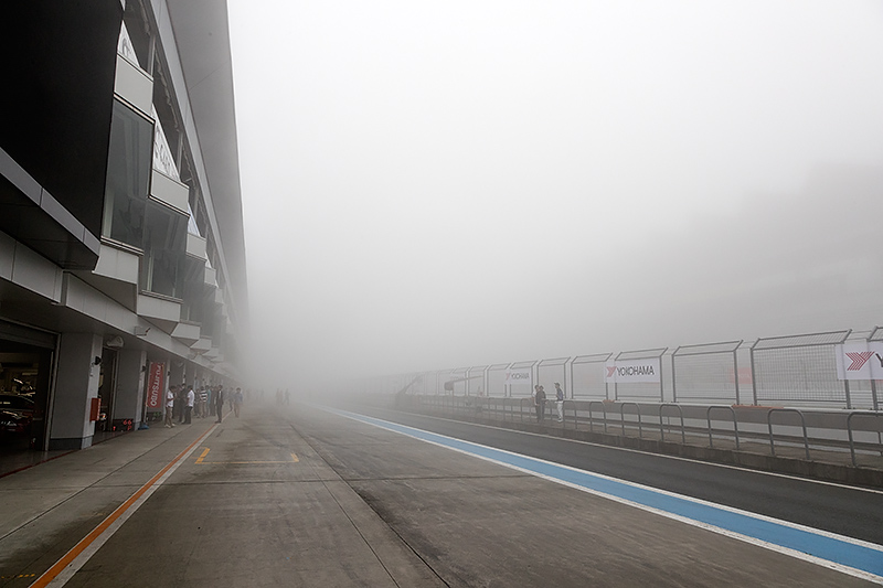 早朝、富士スピードウェイに怪しい霧が立ちこめる……