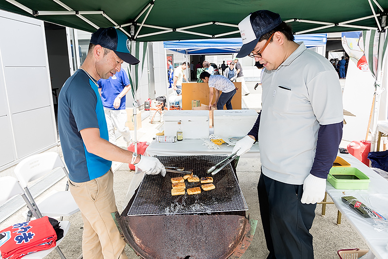 「おもてなし」コーナー準備中。こちらは小山町さんご提供の磯辺もち