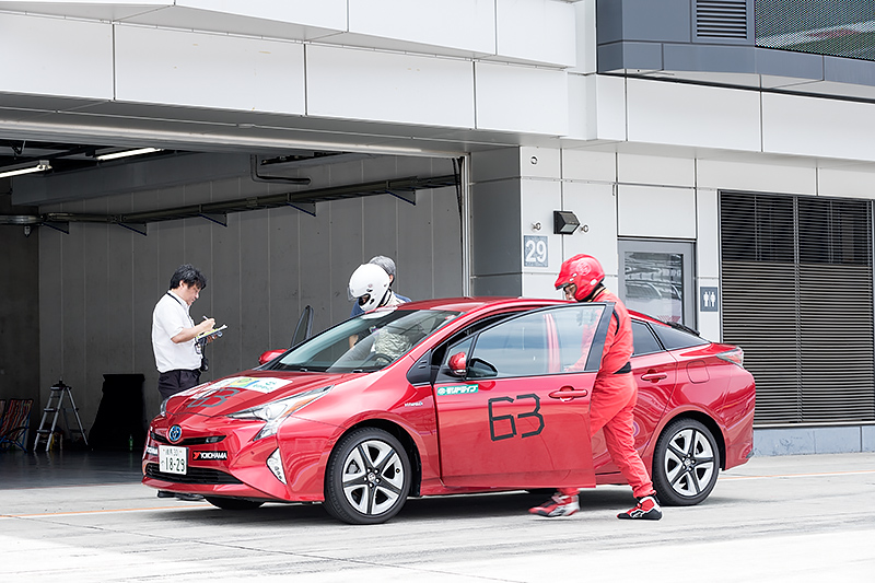 ピットインではドライバー、パッセンジャーが確実に降車しなくてはならない。オフィシャルがしっかりチェックしている