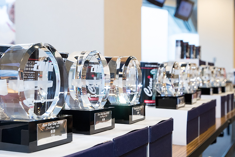 ズラリと並ぶトロフィー。車種ごとにクラス分けされるため、このようにトロフィーが多くなる。そして表彰式も長くなる（表彰式の長さはネタになるほど）
