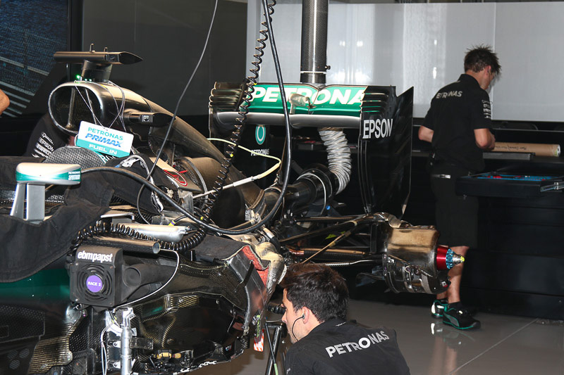 ハミルトンのマシンの後方に見学シートがある