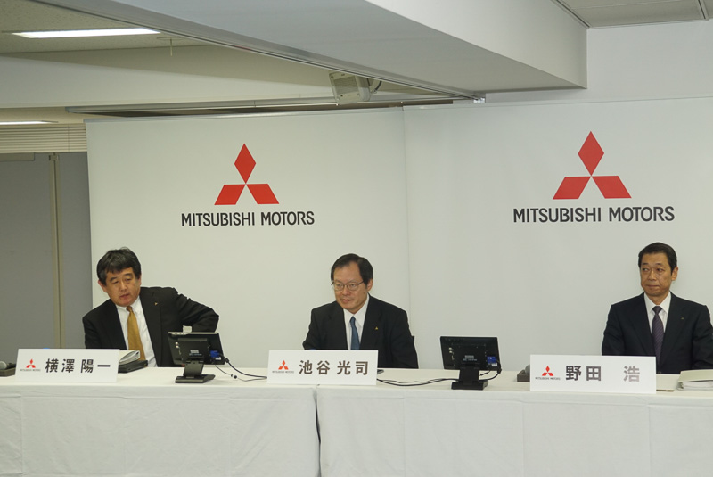 三菱自動車工業株式会社の2016年度 第2四半期（2016年4月1日～6月30日）決算説明会。左から、経営企画本部長の横澤陽一氏、取締役 副社長執行役員の池谷光司氏、経理本部長の野田浩氏